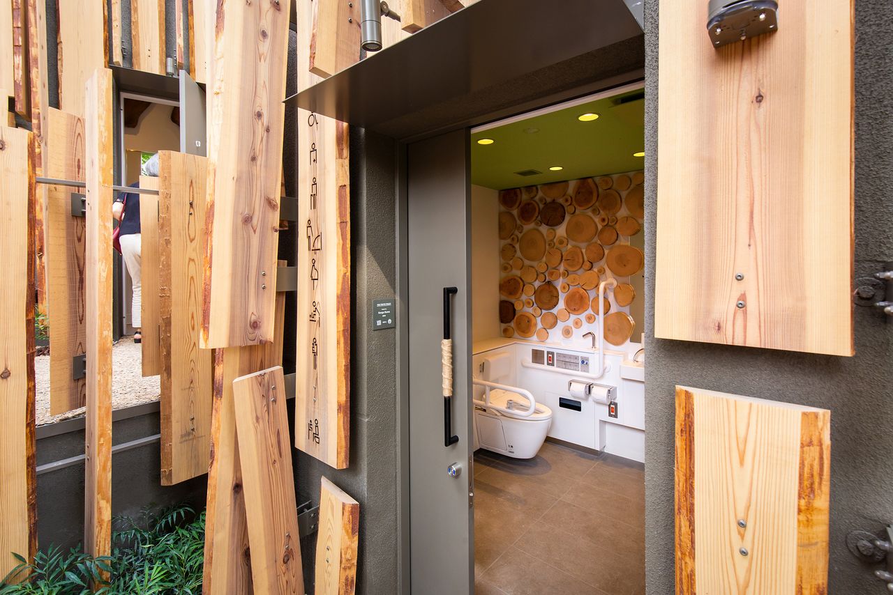 森の中に隠されていいるようなトイレは、内部も木材で飾り付けられている