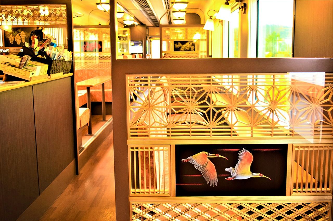 車内には伝統工芸品の展示スペースもあり、まさに“走るギャラリー”