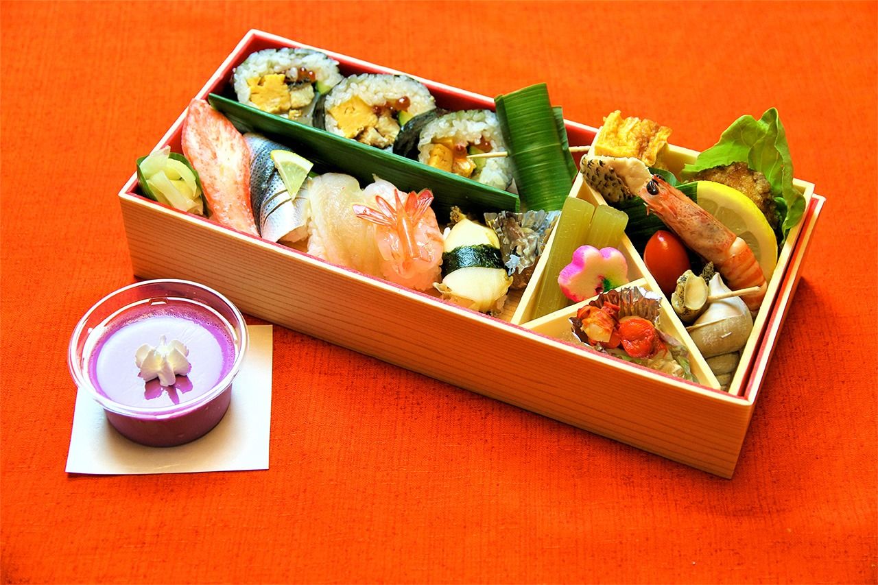 和倉温泉の名店「能登すしの庄 信寿し」が手掛ける「寿司御膳プラン」も人気(乗車券+3050円、要予約)。他に「スイーツプラン」(乗車券+2030円、要予約)も用意