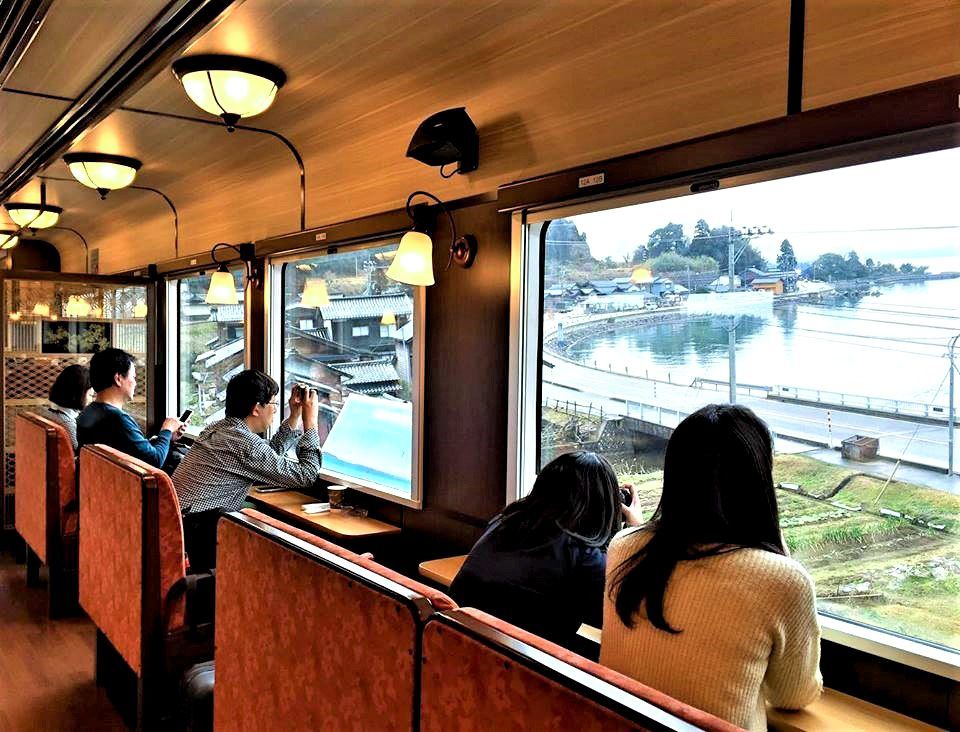 4人掛けのボックス席のほか、海側に向いた席もある