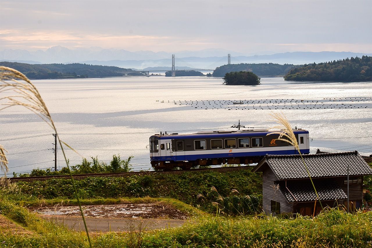 帰りは各駅停車の普通列車で。秋冬の夕暮れの情景も旅情を誘う