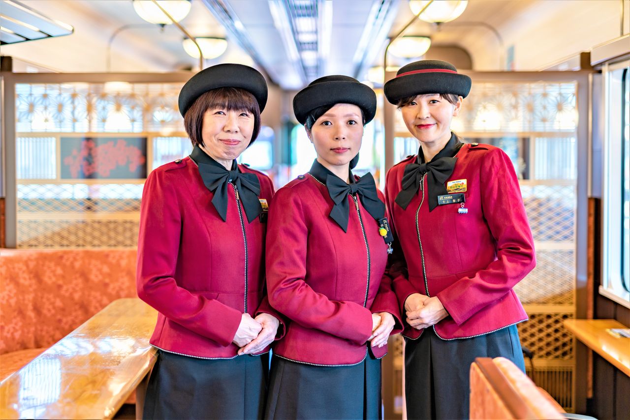 のと里山里海号は新型コロナ対策として、当面の間は土・日曜、祝日のみの運行。七尾駅発は8時55分、12時30分、15時32分。穴水駅発は11時と14時15分。全席指定・予約制(当日空席があれば予約なしでも乗車可)。七尾ー穴水の乗車料金は大人1350円(運賃+乗車整理券)。問い合わせは、のと鉄道観光列車予約センター、Tel:0768・52・2300