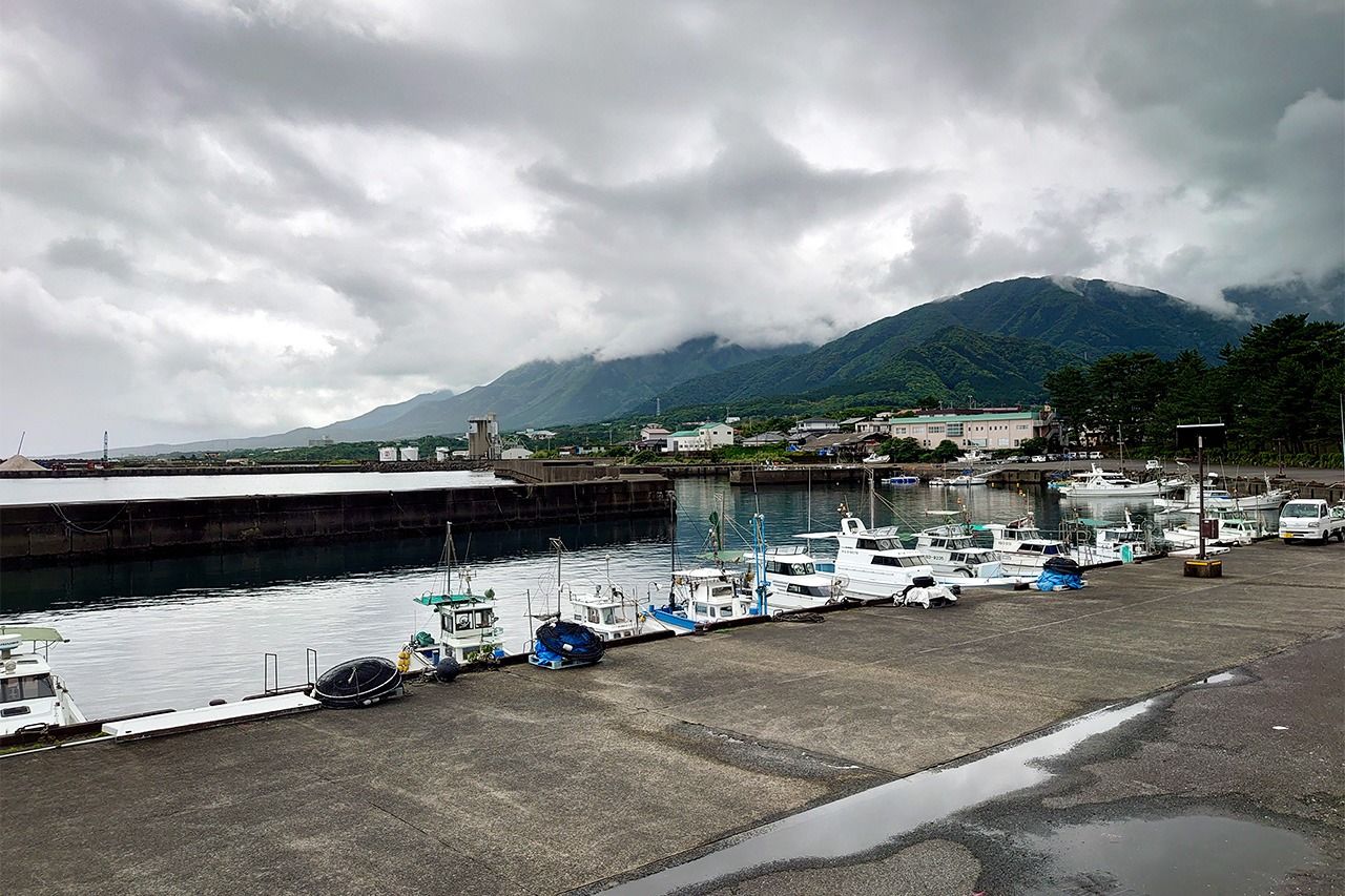 曇りの宮之浦港 ©李琴峰