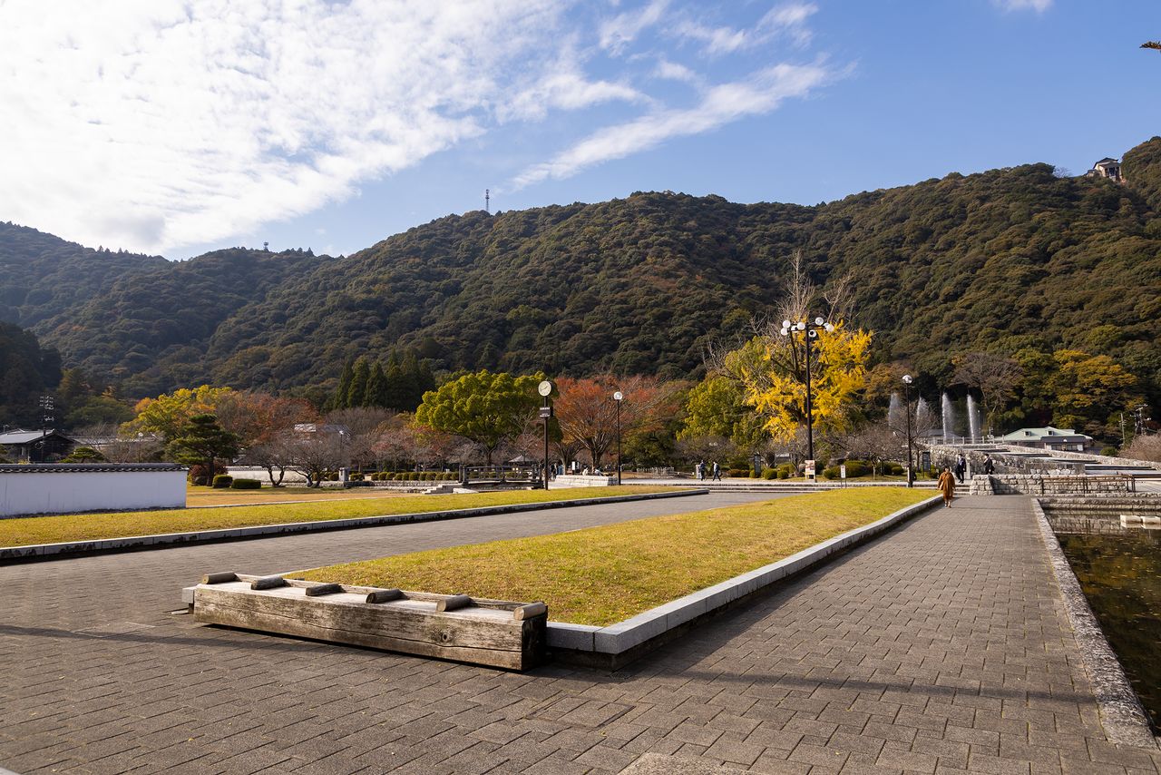 御土居跡に造営された、桜の名所として知られる吉香公園