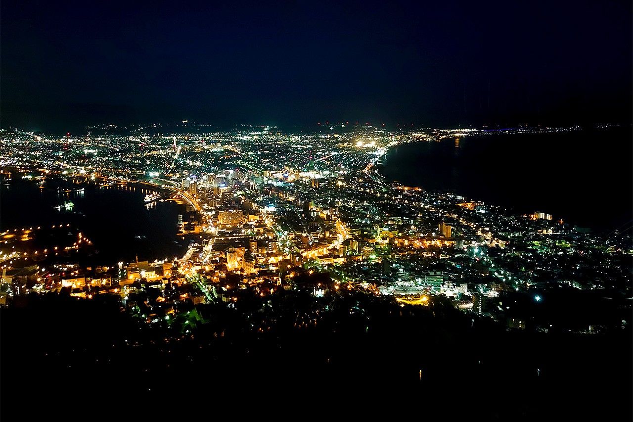 函館山から眺める函館市の夜景 ©李琴峰