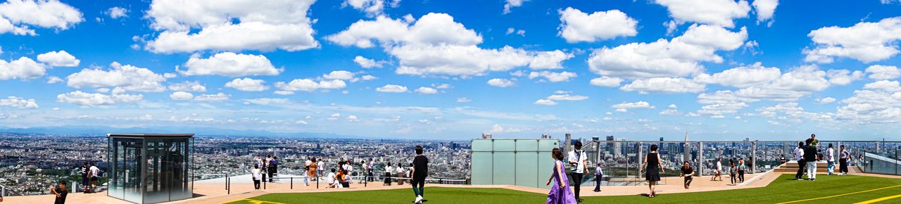 日本最大級の約2500平方メートルを有する屋上展望空間。事故防止のため、帽子や飲み物も持ち込み禁止