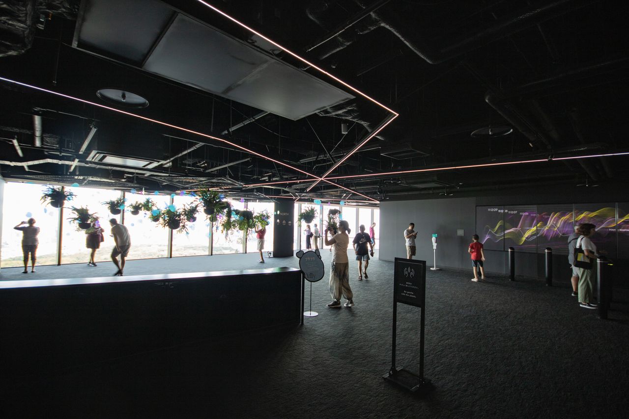 時の流れを映像で表現する「TIME RIVER」（右端）から展望回廊はスタート。10月1日まで開催していた夏季イベント「BOTANICAL VIEW｜渋谷上空229mの植物園」では観葉植物をつるして展示