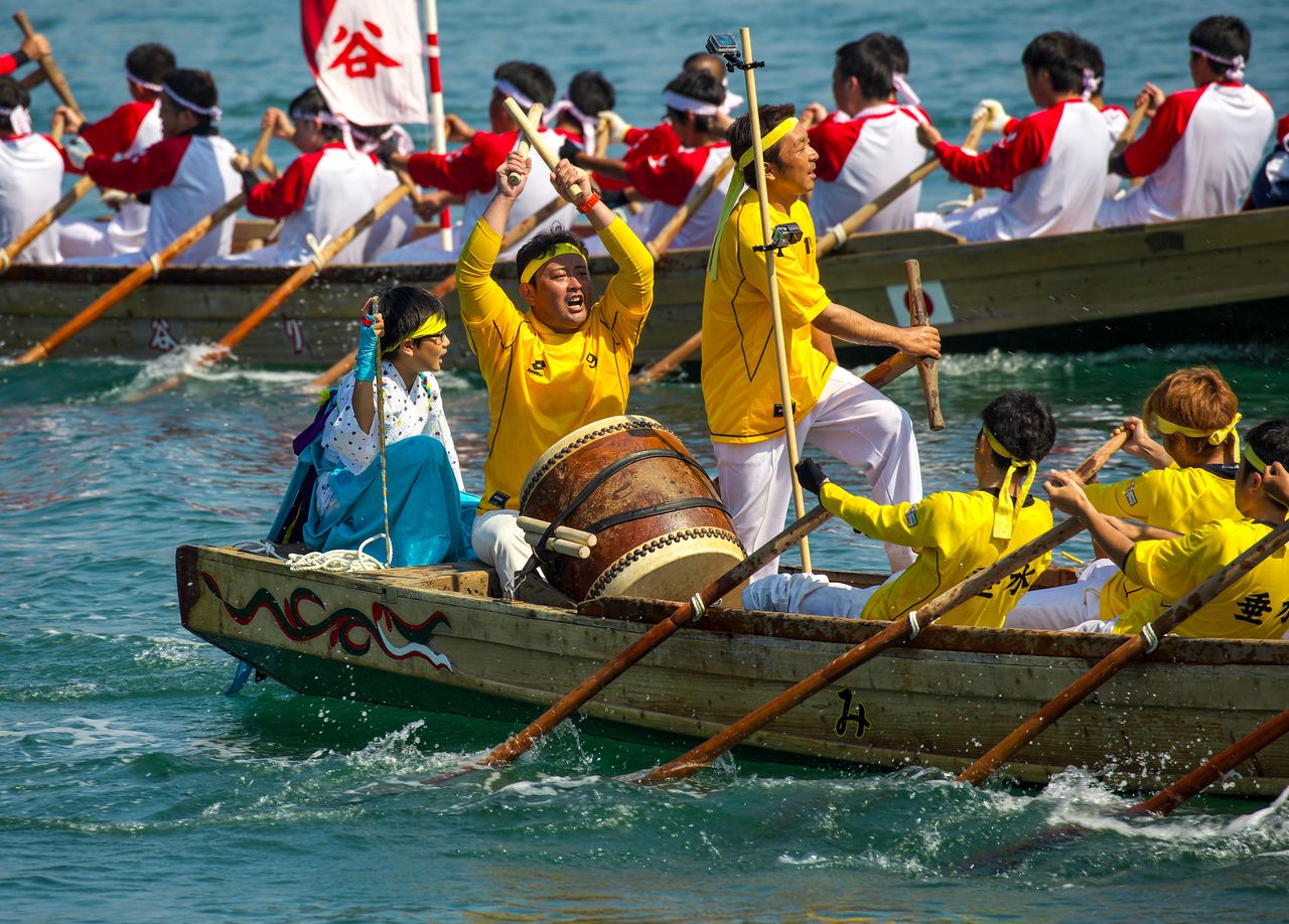 太鼓に合わせて一糸乱れぬ櫂さばきを見せる