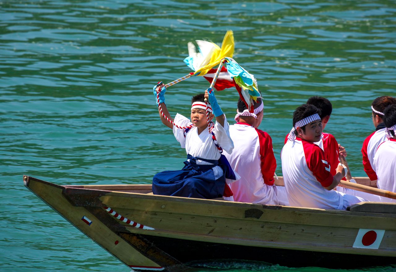 仲間を鼓舞する男児2人を含め、乗員は18人