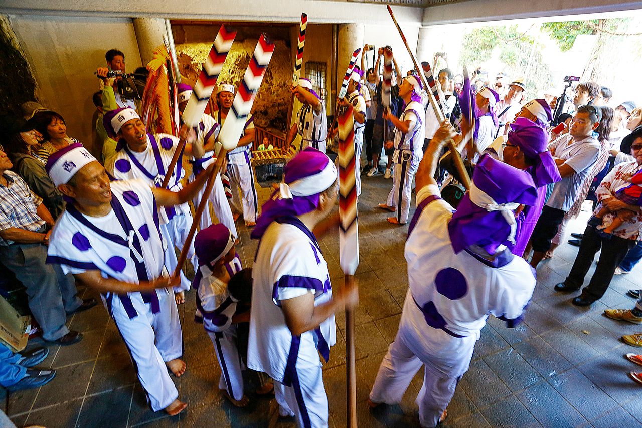 櫂を振りながらにぎやかに歌い踊る