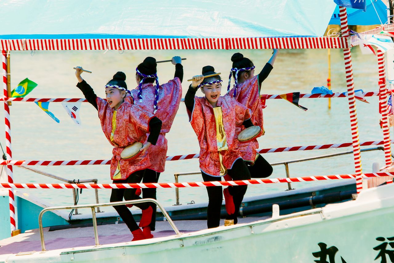 幕あいには、漁船の中で少女たちが島唄に合わせて踊る