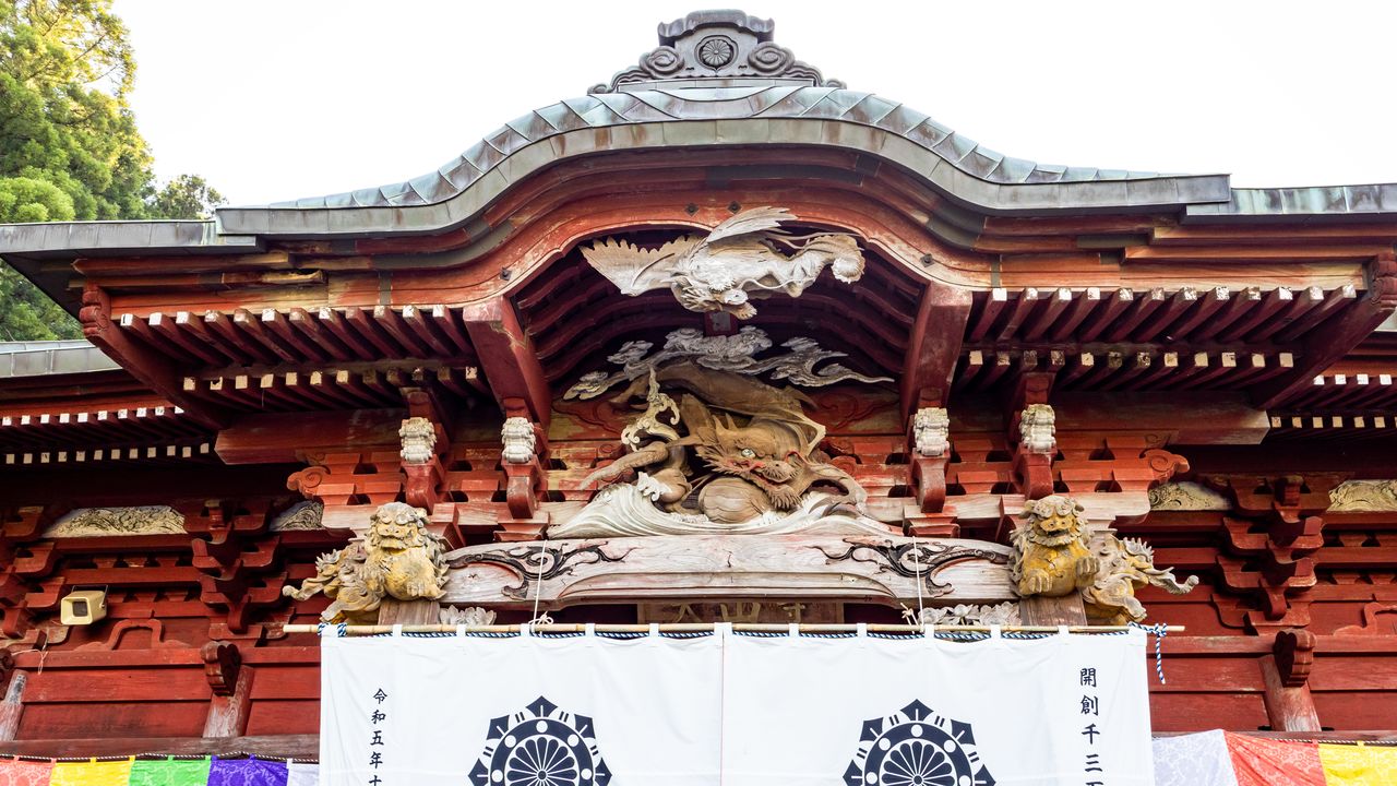 龍2体に波と雲のほか、獅子や象の彫刻も伊八作