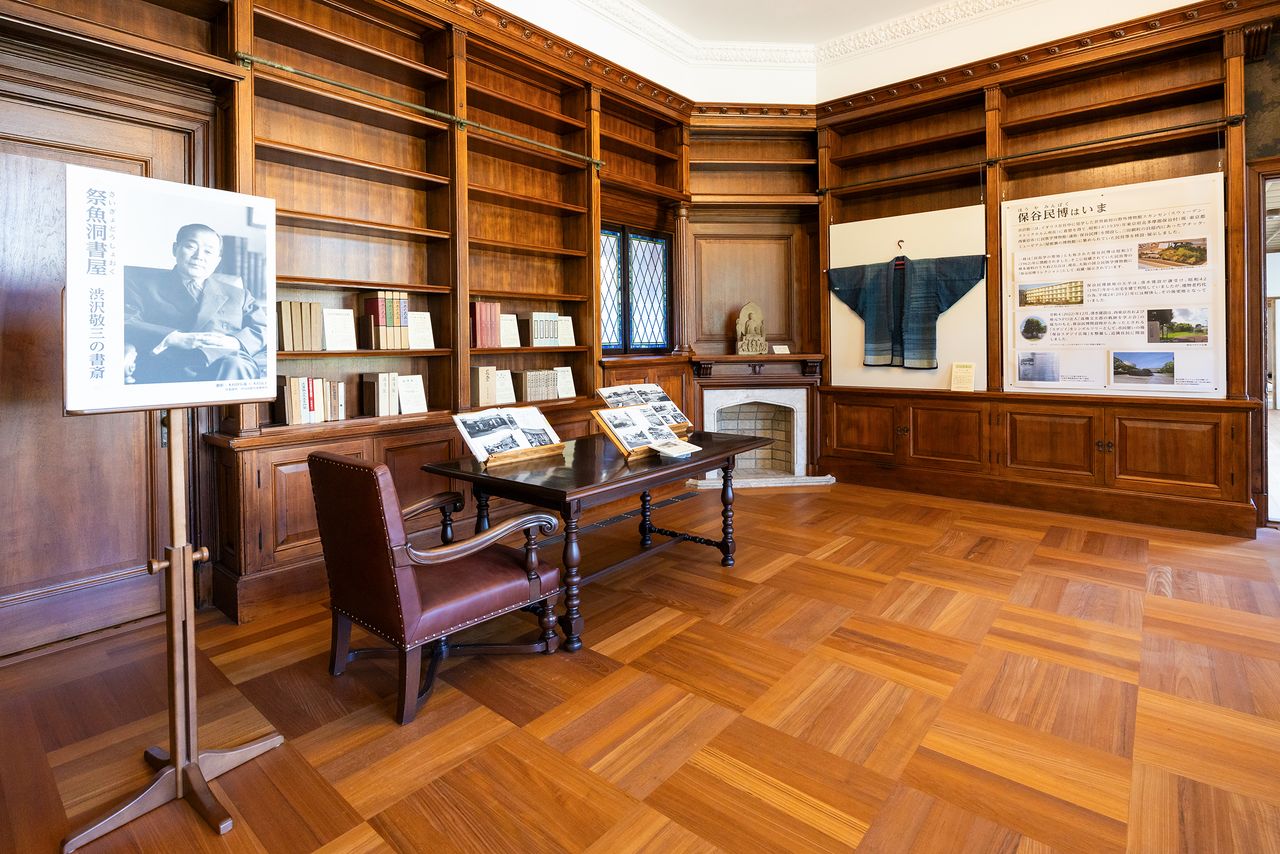 当時の写真を参考に内部も忠実に再現し、展示パネルも設置してある。写真は洋館内にある敬三の書斎