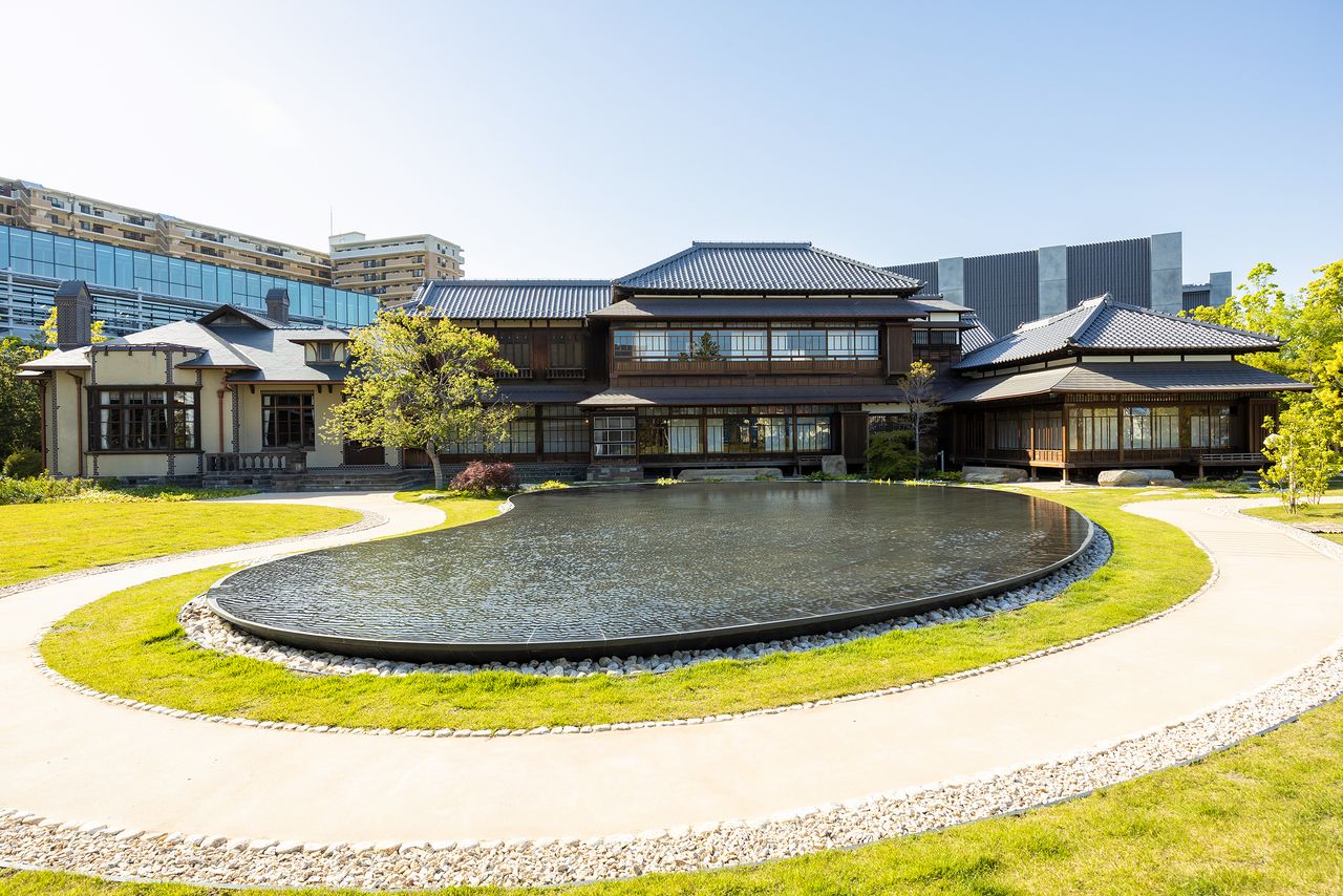 潮入りの池をモチーフにした水盤と美しく調和する