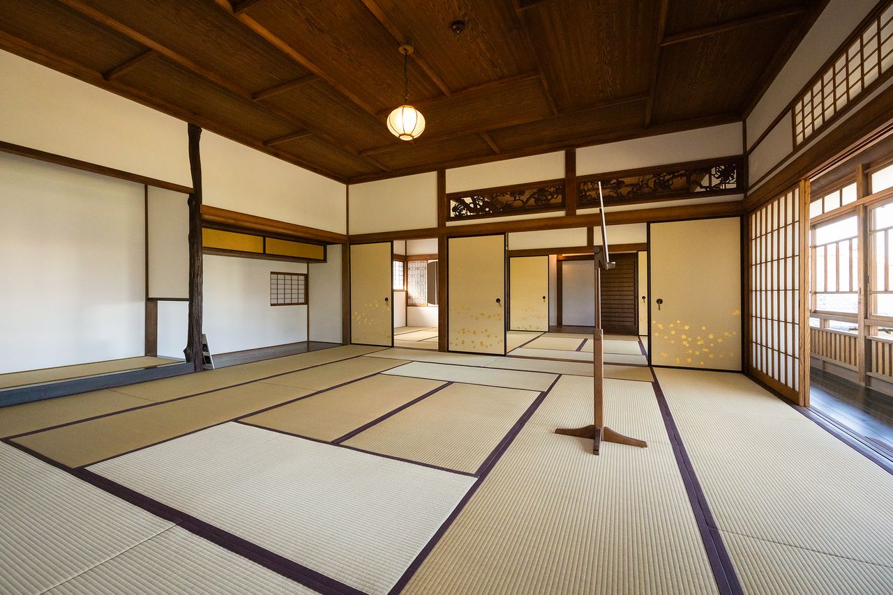 表座敷2階の客間には、喜助が精美な加工を施した床柱などが残る