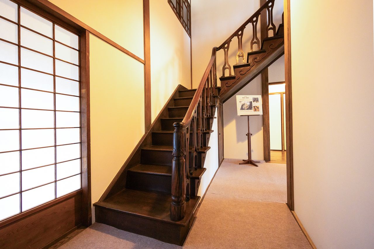 表座敷の階段には、希少な最高級木材「黒柿」などが使用されている
