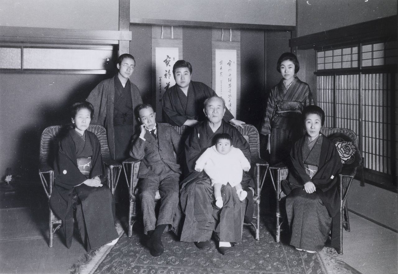 雅英氏を抱く栄一の左に座るのが篤二。後列中央が敬三 写真:渋沢史料館所蔵