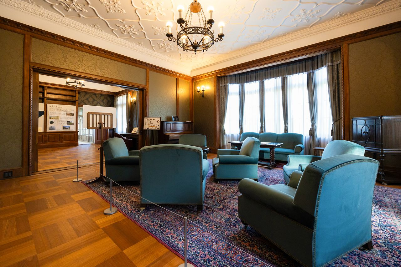 洋館1階の客間は、家具やシャンデリア、壁や天井のしっくい装飾まで再現した