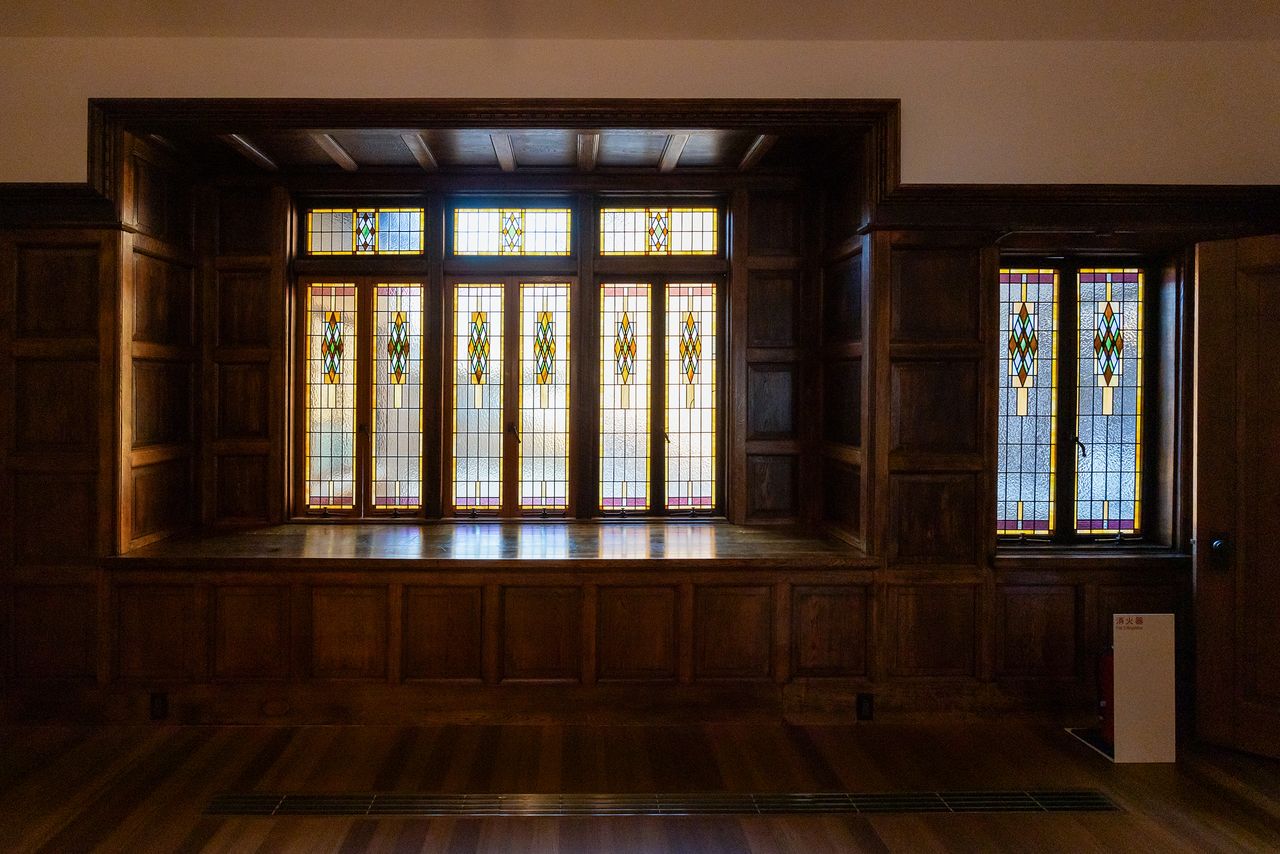 食堂のステンドグラスも、保存されていた2枚を参照して完全に復元した