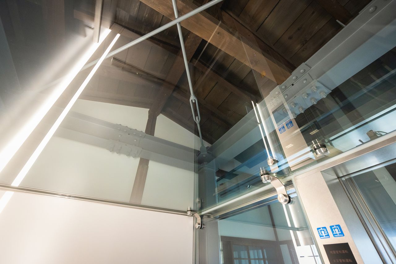 移築に伴って耐震補強も施した。屋敷内に新設したガラス張りのエレベーターからは、鉄骨フレームや補強筋違(すじかい)などが見える