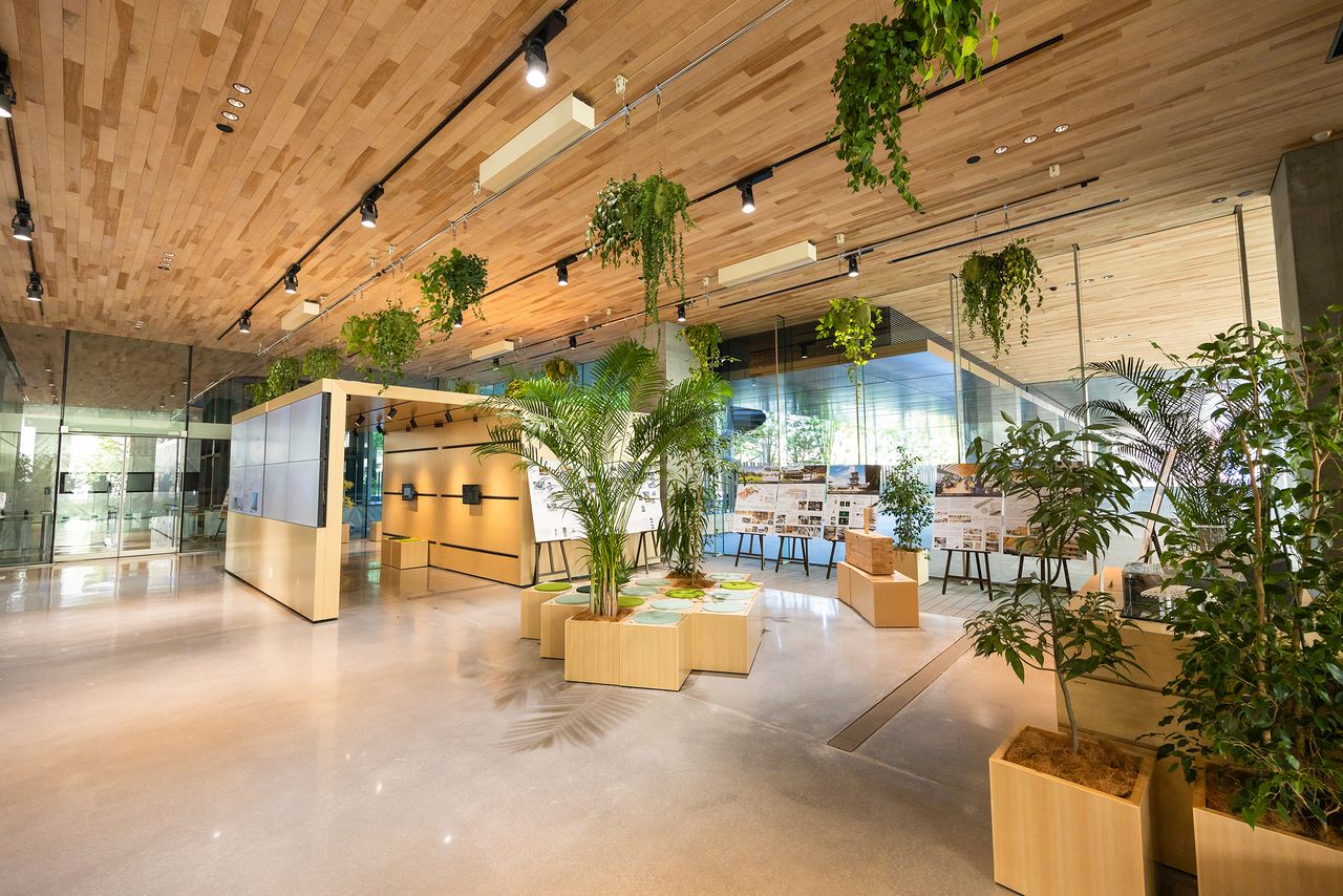 NOVARE Hubのエントランスホール(一般見学可能)では、清水建設が手掛けた建造物の解説パネルなどが展示してある(写真は5月末までの展示)