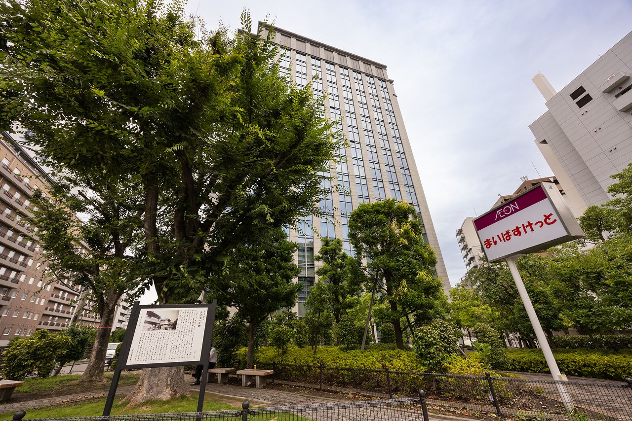 旧渋沢邸が最初にあった場所は現在、澁澤倉庫本店などが入る澁澤シティプレイス永代などになっている。永代通り沿いの緑地には「渋沢栄一宅跡」の説明板が立つ