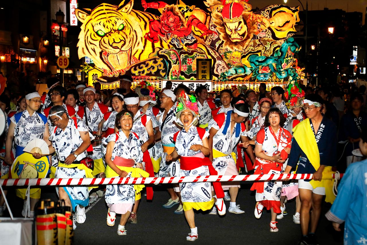 見るだけでなく、衣装を購入またはレンタルして踊りに参加しよう