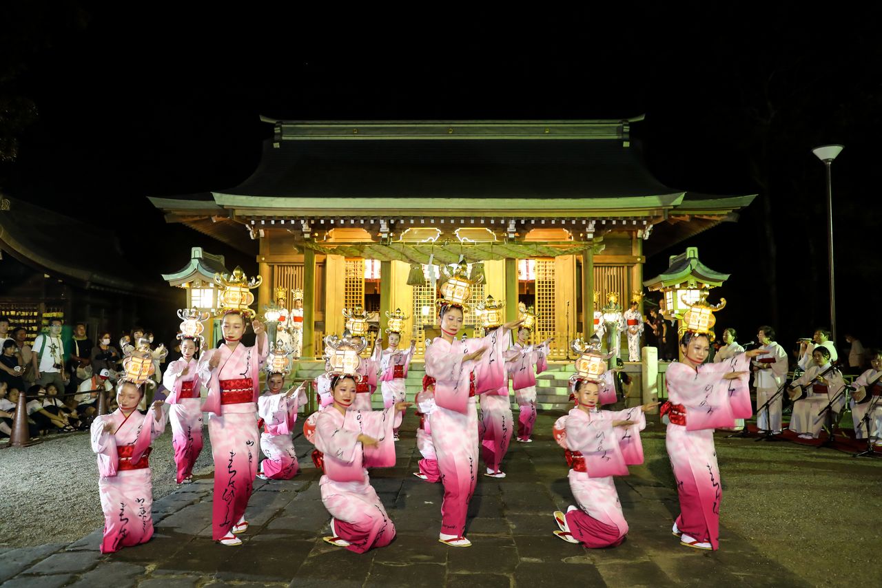 大宮神社を中心に、市内各地で灯籠踊りが繰り広げられる