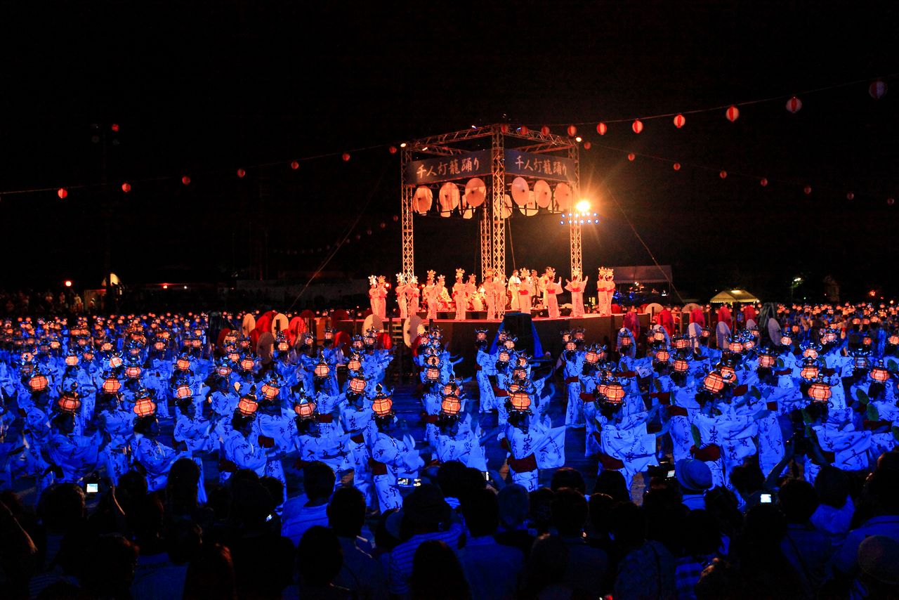 やぐらを中心に灯火が渦を巻く