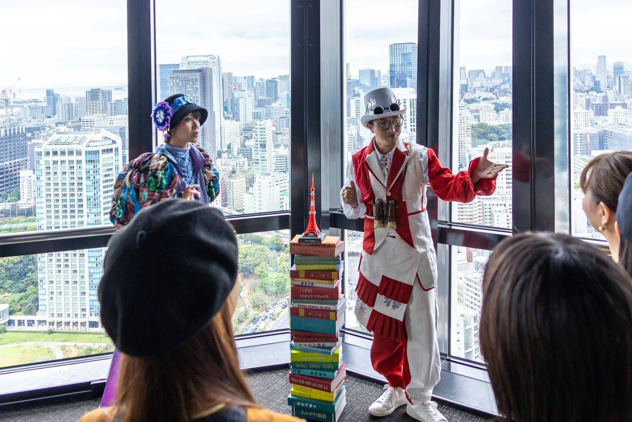 同行するガイド(左)とメインデッキを周回する風景案内人が掛け合いを見せる