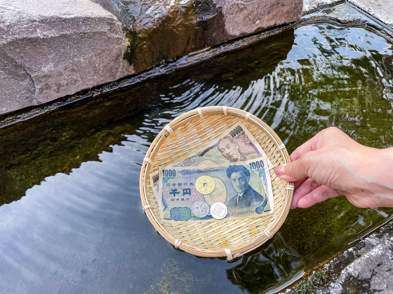 弁財天、水神信仰と結びついた蛇を祀る神社には銭洗い場も多い 蛇窪神社提供