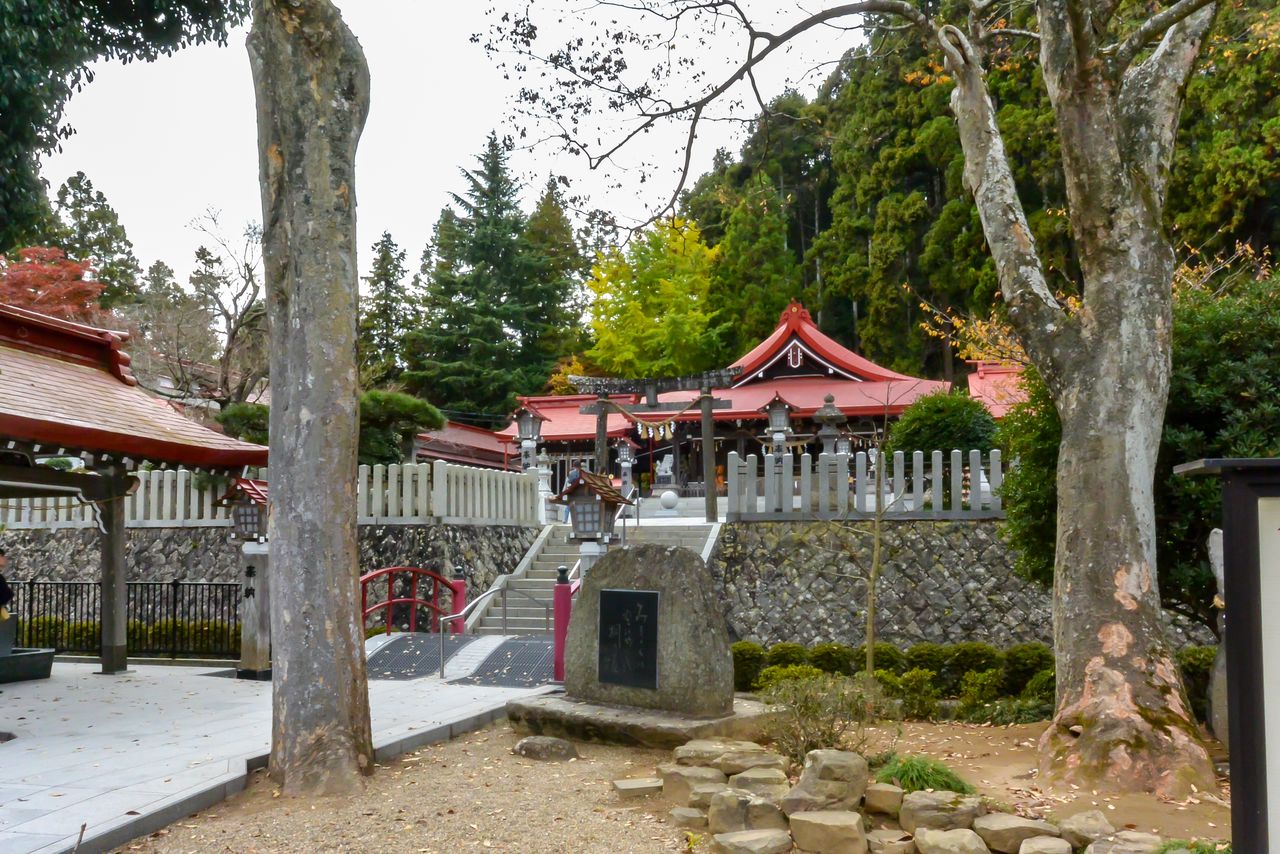 境内には背後の山から清流が注ぐ 著者撮影