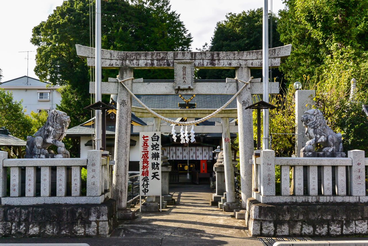 境内には罪けがれを洗い清める霊水が湧く 著者撮影