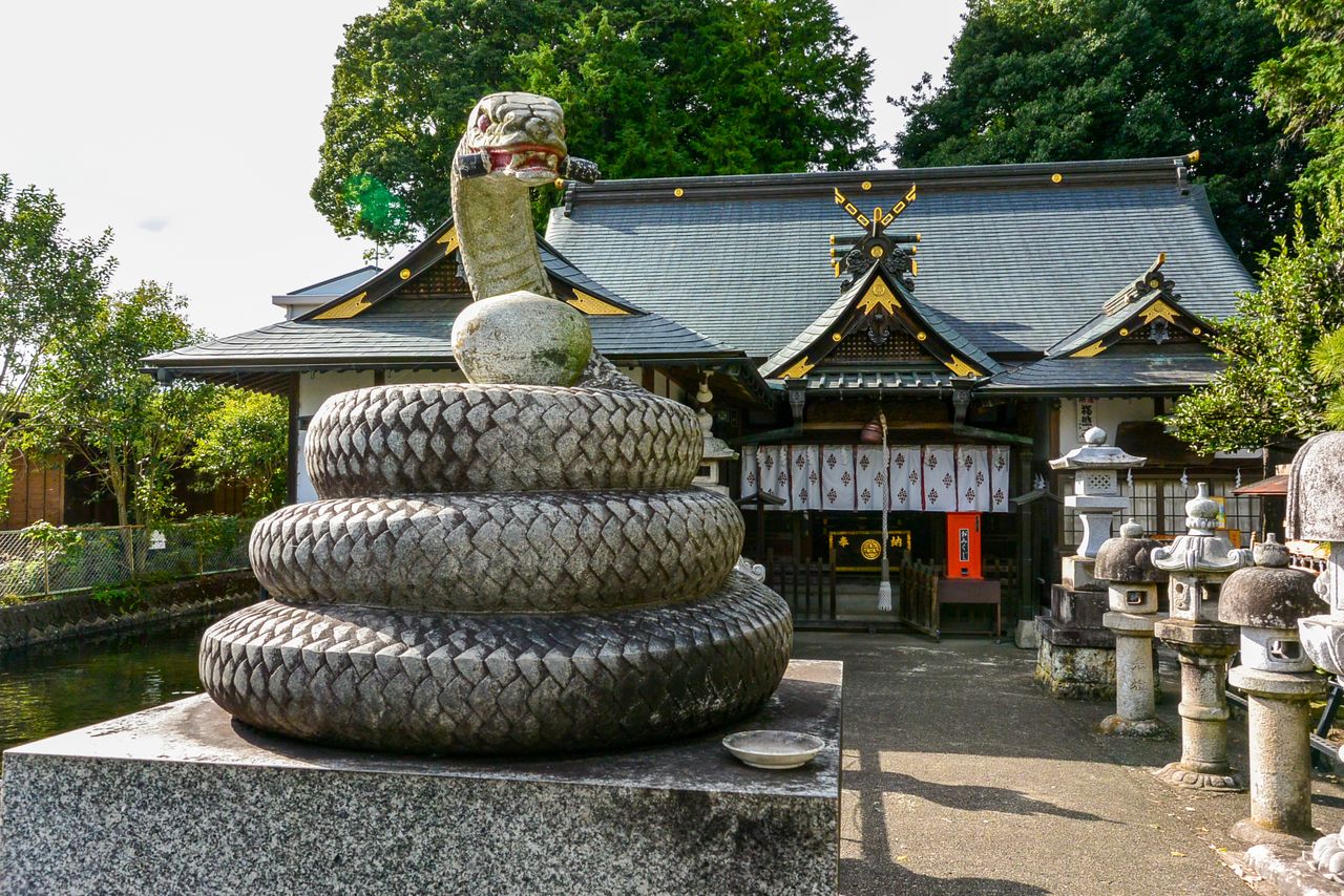 拝殿前には蛇の像が 著者撮影