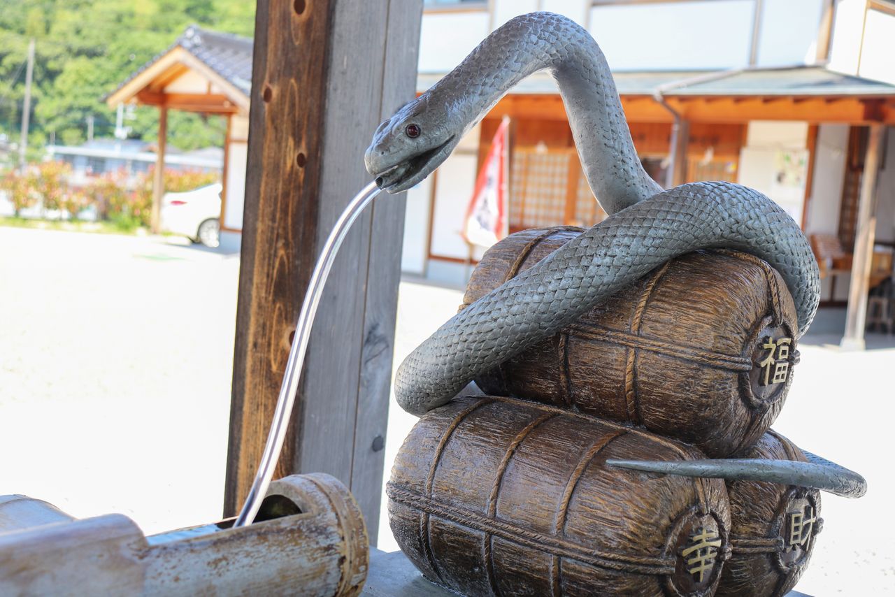 手水舎(ちょうずや)にも PIXTA