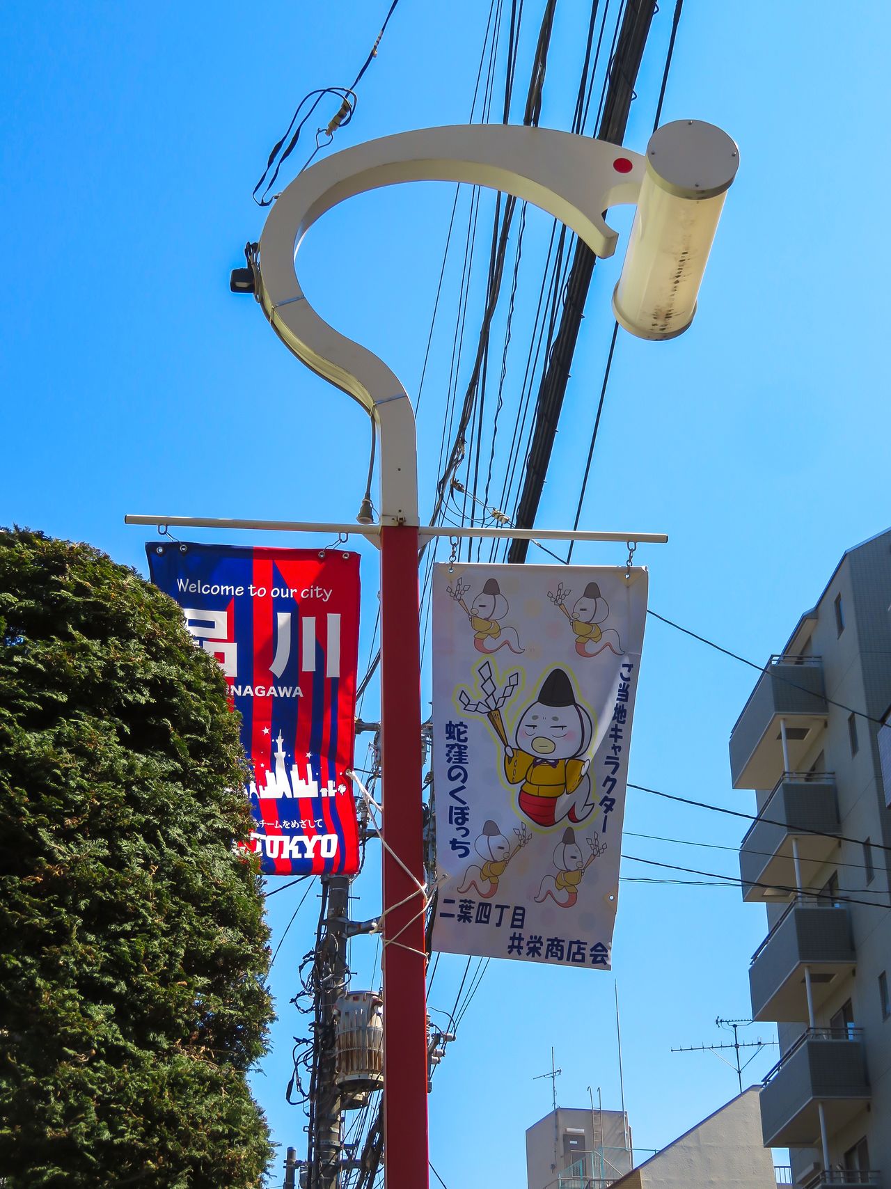 商店街には蛇のオブジェで飾られた街路灯が並ぶ。白蛇はご当地キャラにも 著者撮影