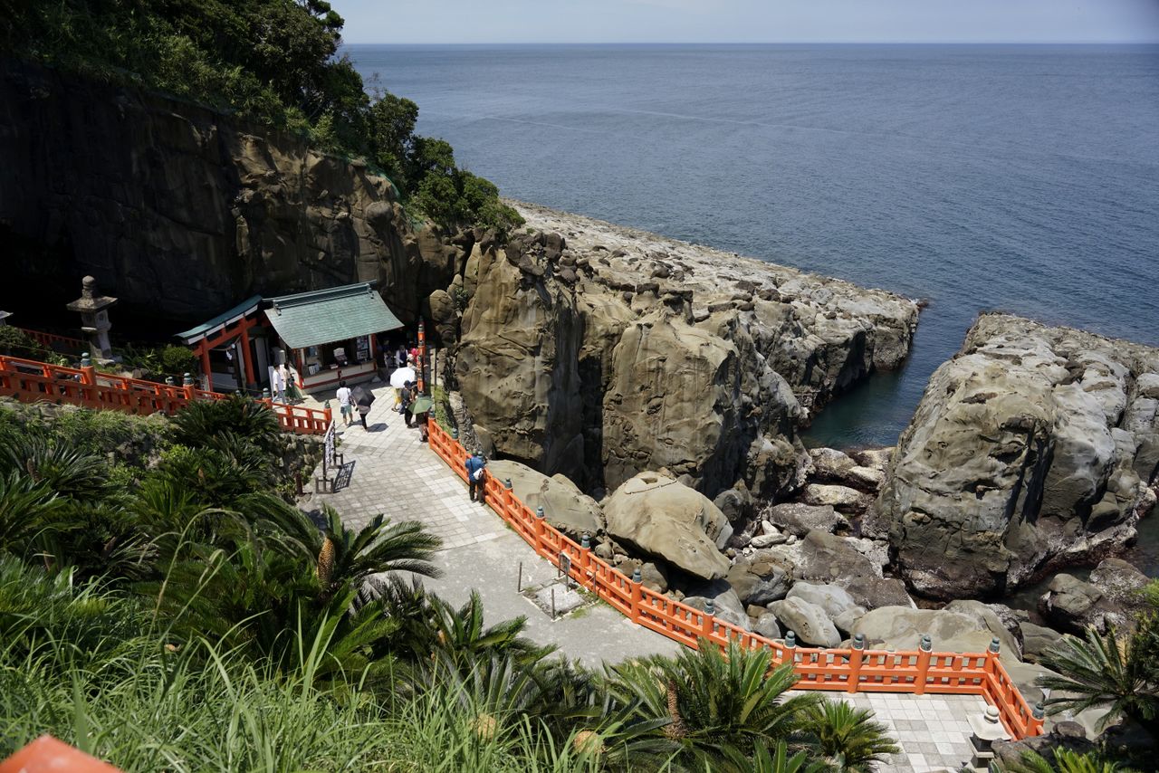 写真左手、鳥居に守られた岸壁の洞窟内に鵜戸神宮の本殿が立っている 撮影=大坂 寛