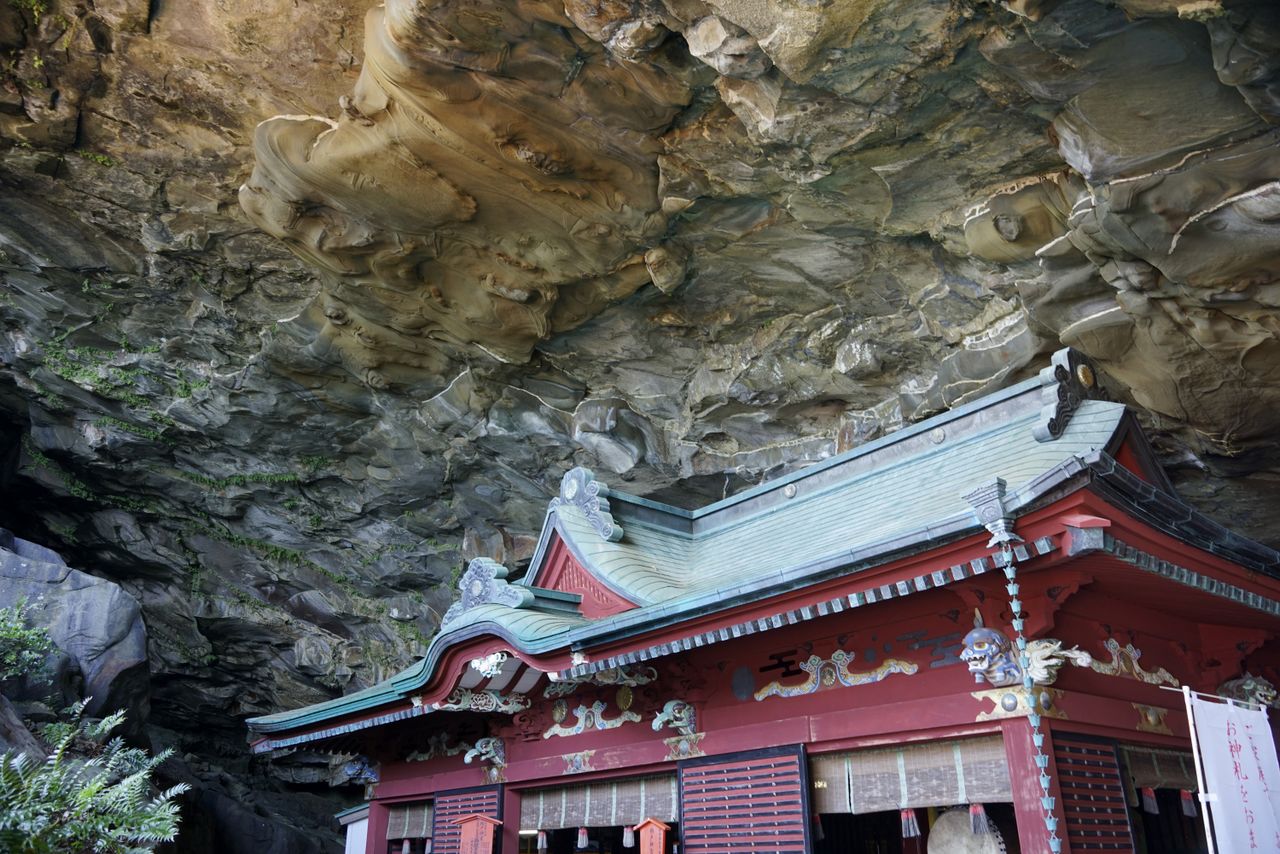 伝承にあやかり出産や育児の無事を祈る参拝者が絶えない 撮影=大坂 寛