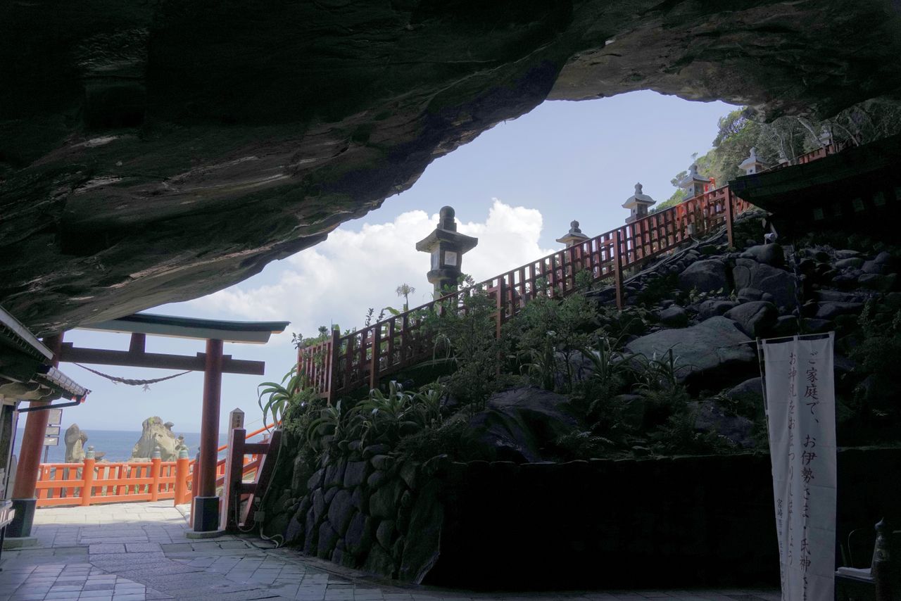 洞窟から海を望む 撮影=大坂 寛