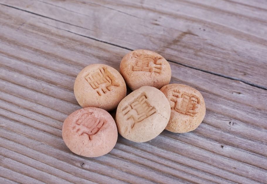 さい銭投げに代わる願掛けとして昭和の半ばに始まった運玉 撮影=大坂 寛