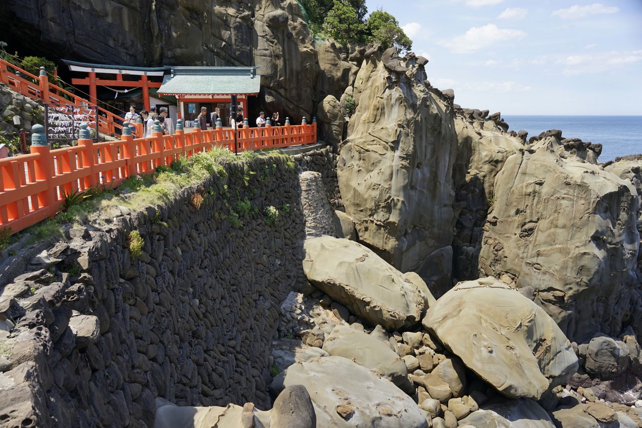 崖から12メートルほど先の約60センチ四方の穴に向かって投げる 撮影=大坂 寛