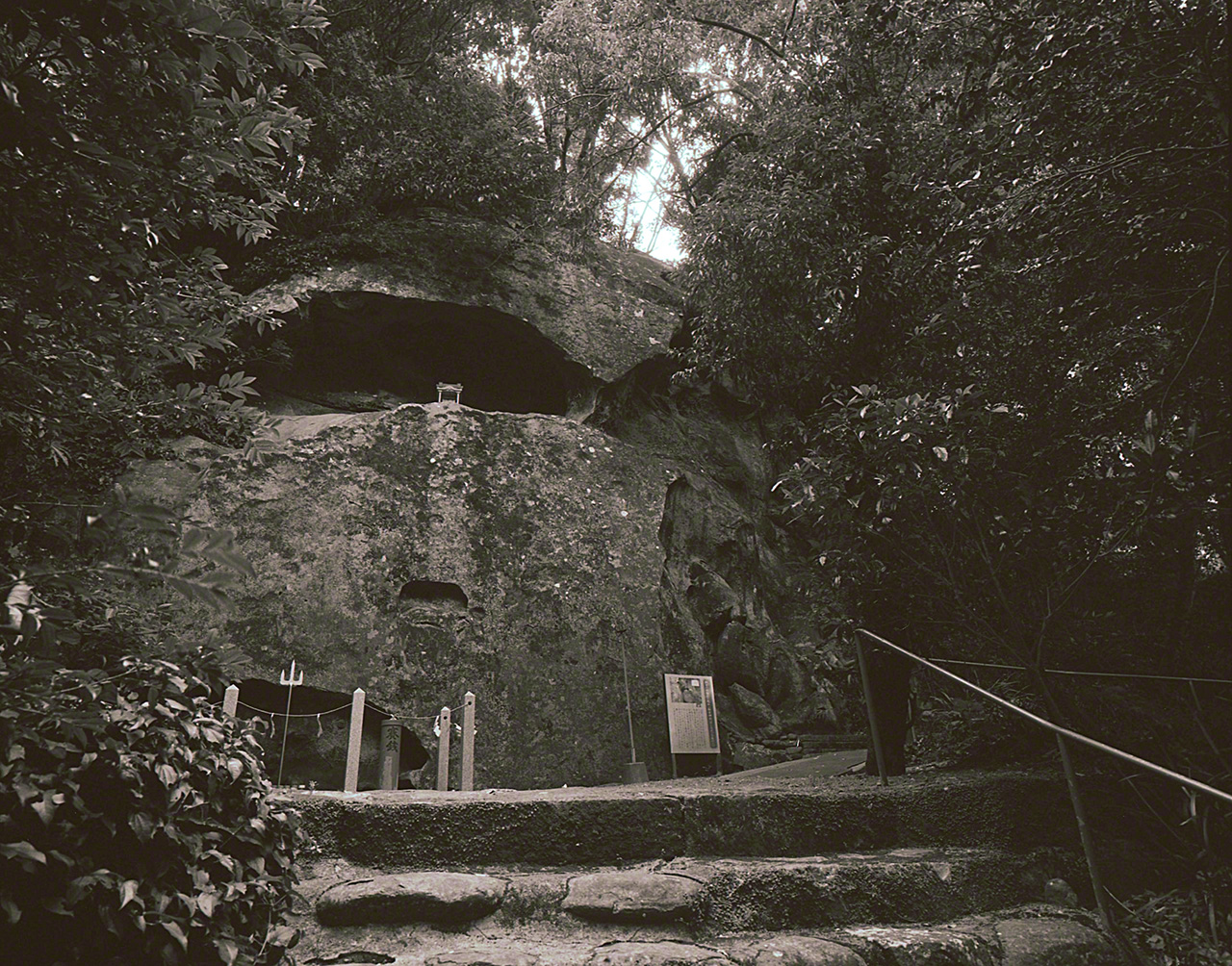 岩肌には龍神が現れるともいわれる 撮影=大坂 寛