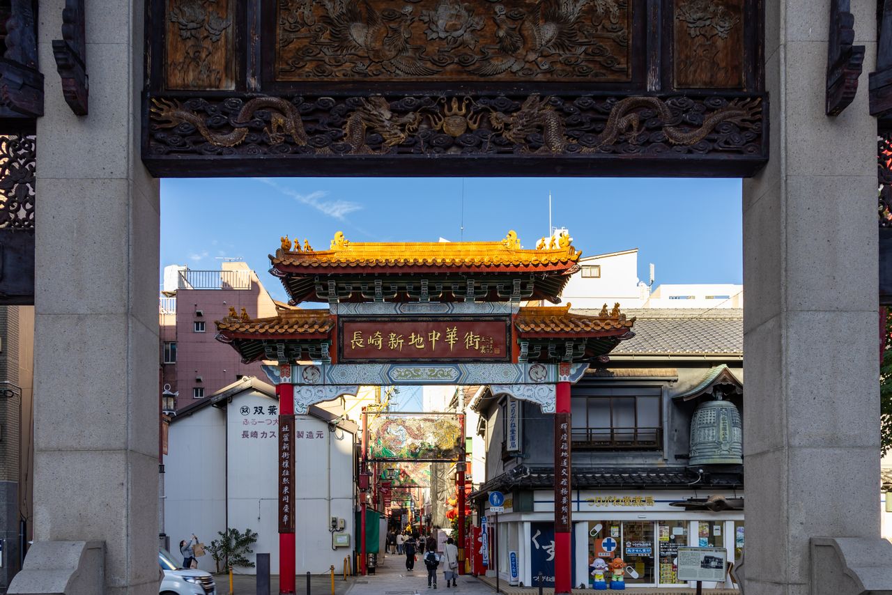 湊公園から望む南門