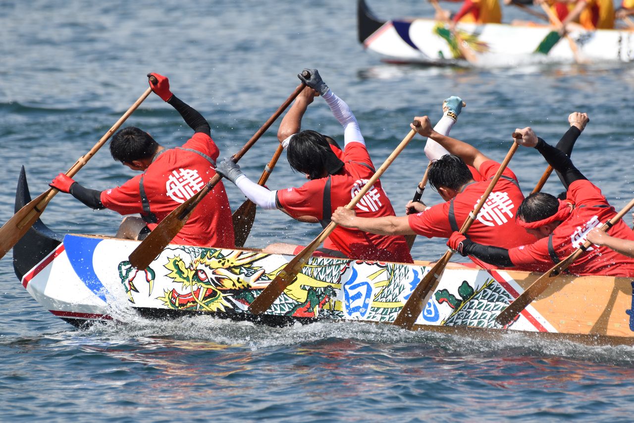 7月末に松が枝国際観光船ふ頭で開催する長崎ペーロン選手権大会(PIXTA)