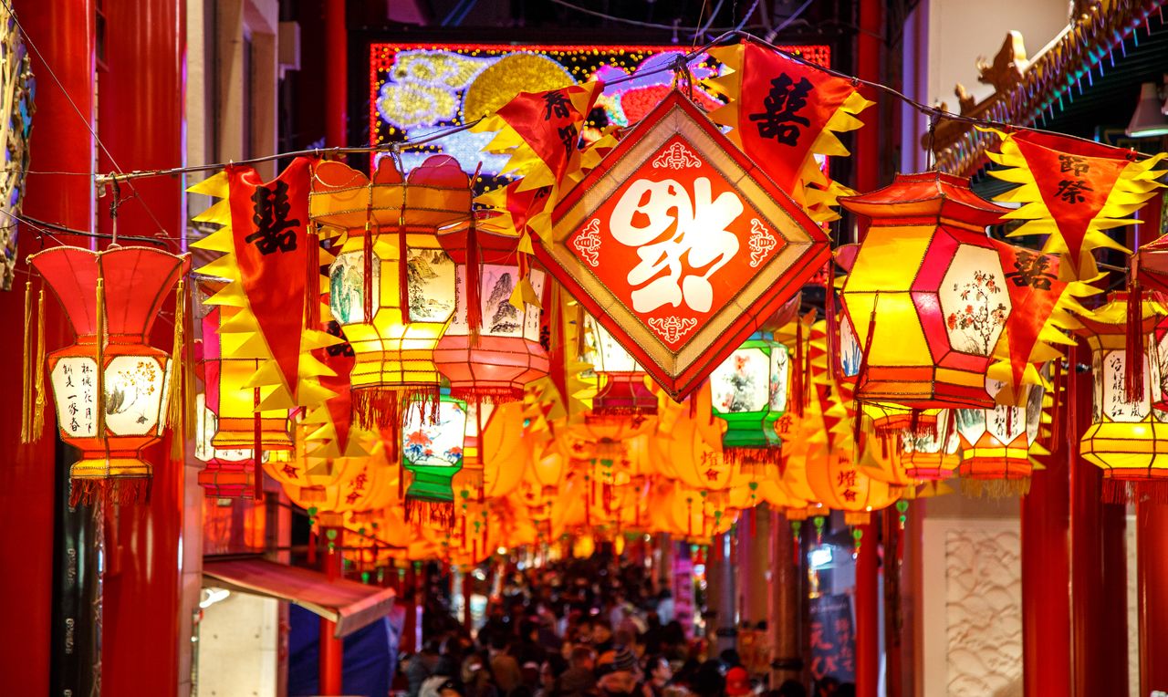 市街を中国一色に染める長崎ランタンフェスティバル(PIXTA)