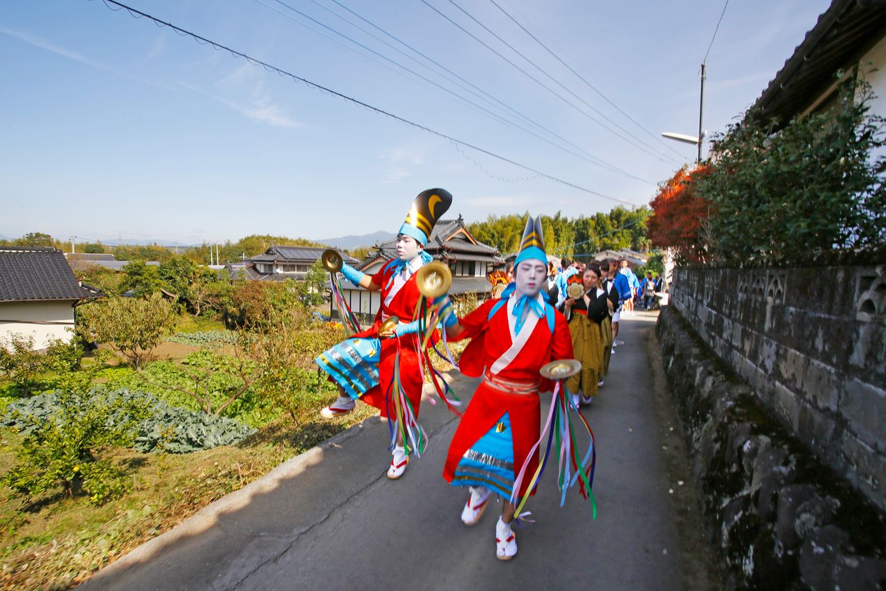 住民総出で随行して神を送る