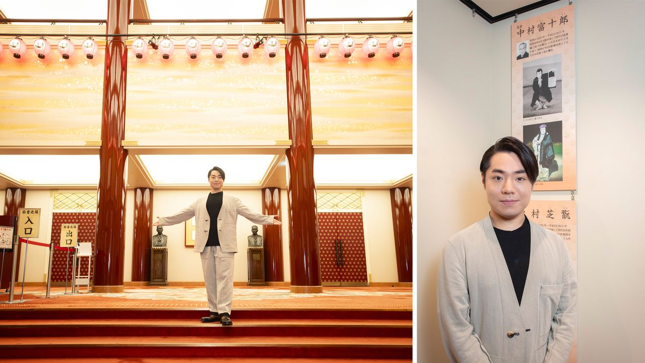 (左)劇場1階「大間」(右)「四階回廊」に飾られる父の功績をたたえるパネルの前で