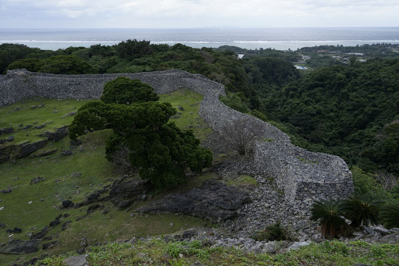 御内原の北端からの眺望。石垣の向こうには、大海原に浮かぶ離島を目にできる 撮影=大坂 寛