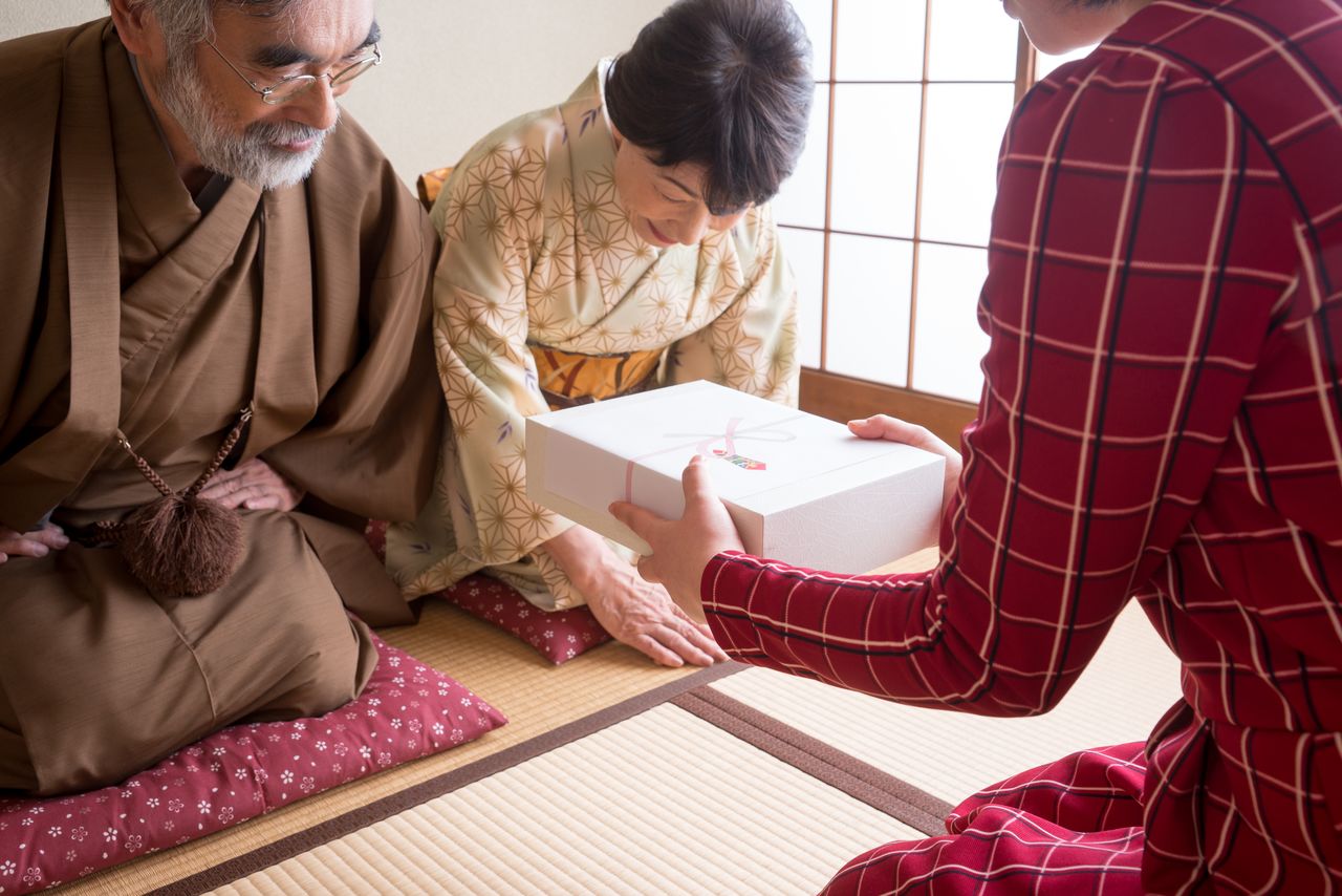 正式には、盆暮れにあいさつの口上と共に手渡す(PIXTA)