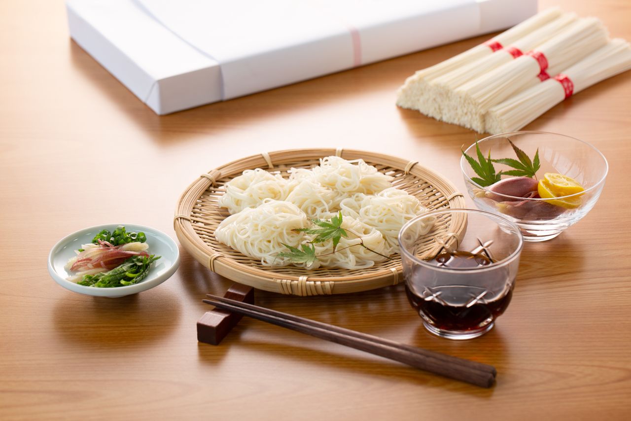 冷やしておいしいそうめんはお中元の定番(PIXTA)